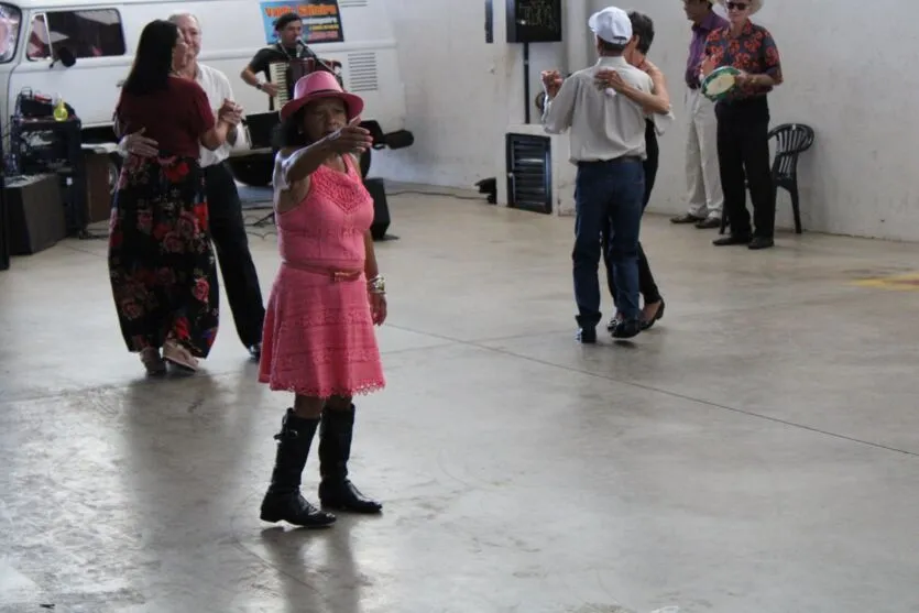 Baile da 3ª idade agita Estação Cultural Milene em Arapongas