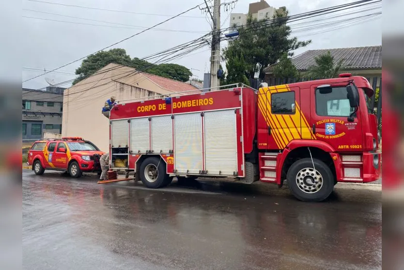 Bombeiros de Apucarana salvam trabalhador que ficou preso a 35 metros
