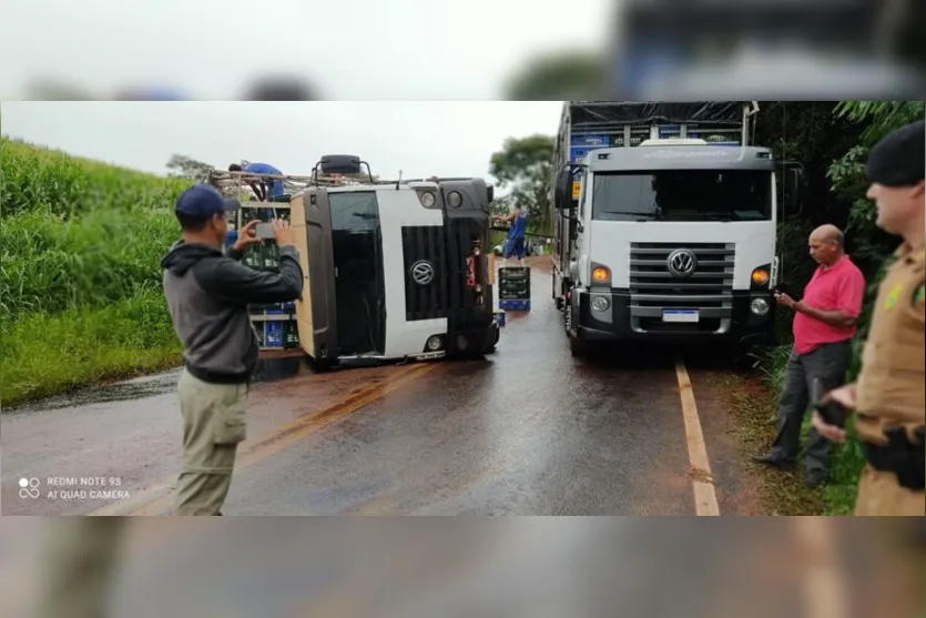 Caminhão carregado com frango tomba entre Rio Bom e Marilândia do Sul