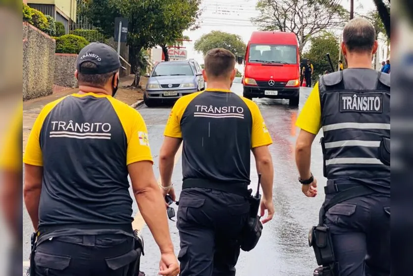 Caminhão da prefeitura de Apucarana atinge poste