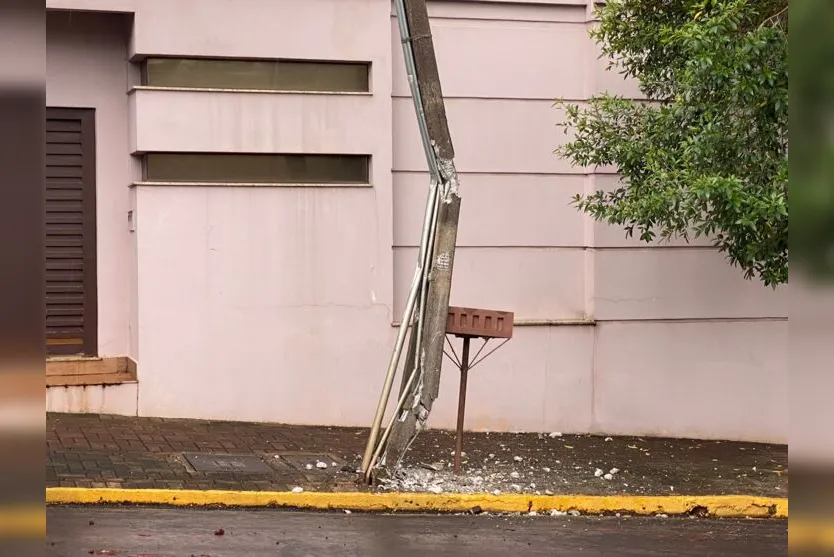 Caminhão da prefeitura de Apucarana atinge poste