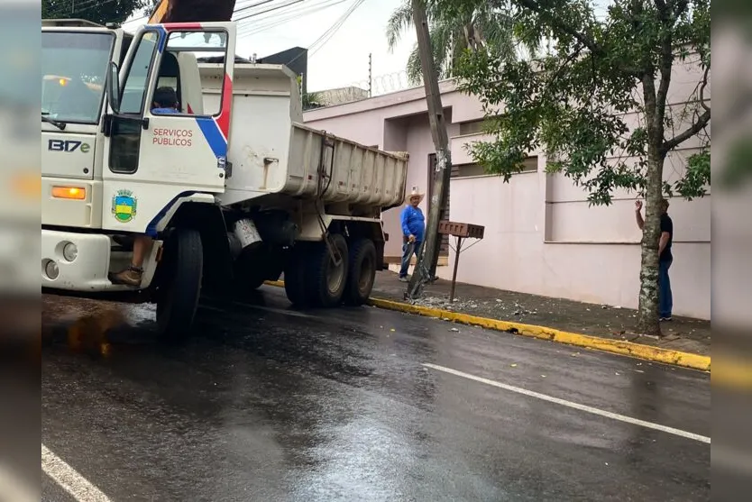 Caminhão da prefeitura de Apucarana atinge poste