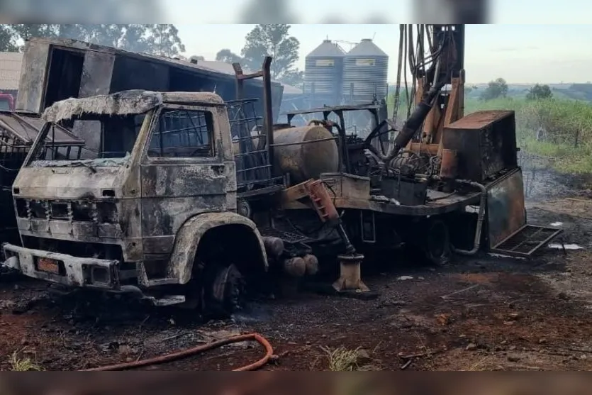 Caminhões são destruídos por incêndio na zona rural; veja