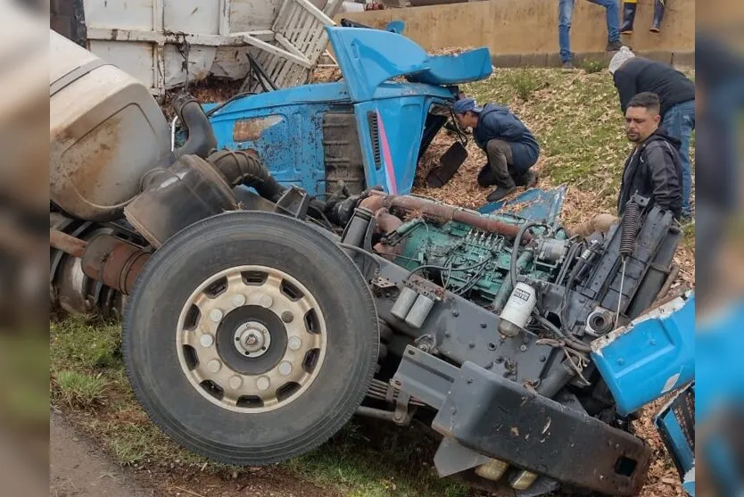 Carreta tomba na BR-376 e motorista fica preso às ferragens