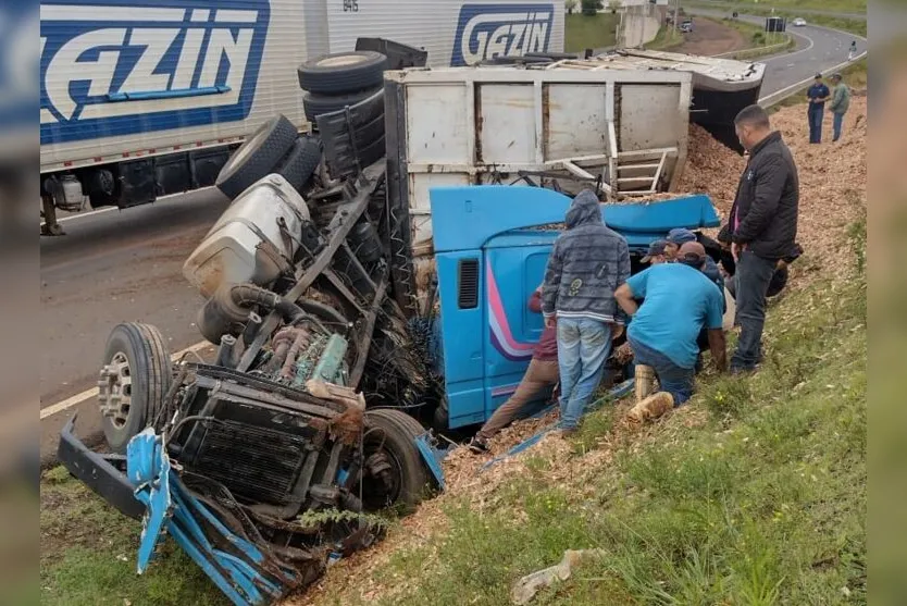 Carreta tomba na BR-376 e motorista fica preso às ferragens