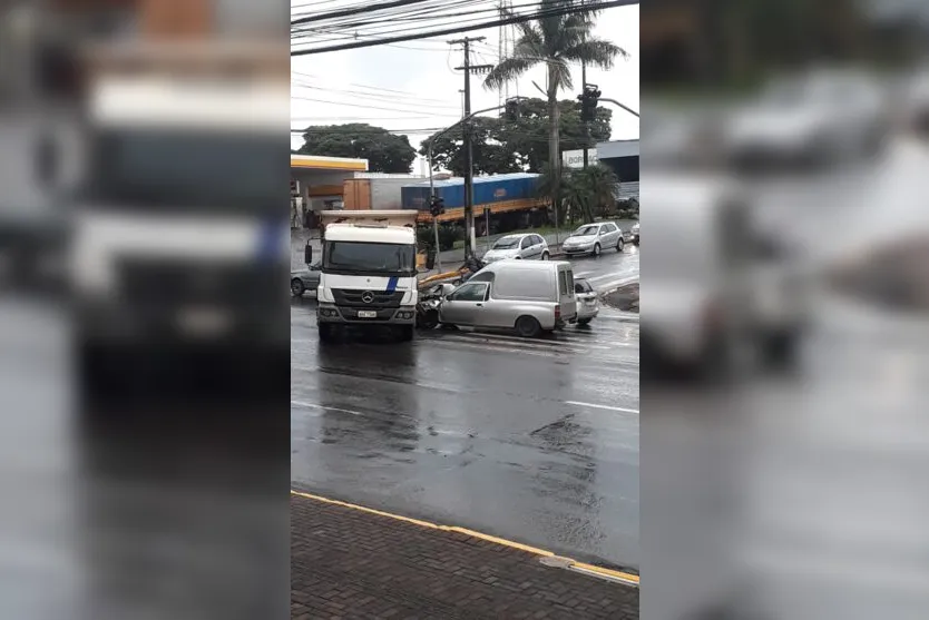 Carro e caminhão se envolvem em acidente na 'Minas Gerais'