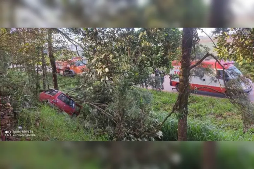 Carro fica destruído em acidente na PR-487, em Manoel Ribas