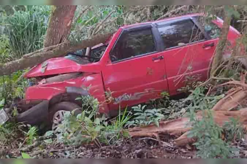 Carro fica destruído em acidente na PR-487, em Manoel Ribas