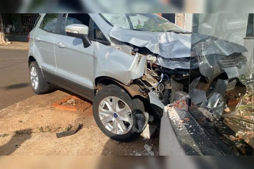 Carro leva fechada de caminhão e atinge muro em Apucarana