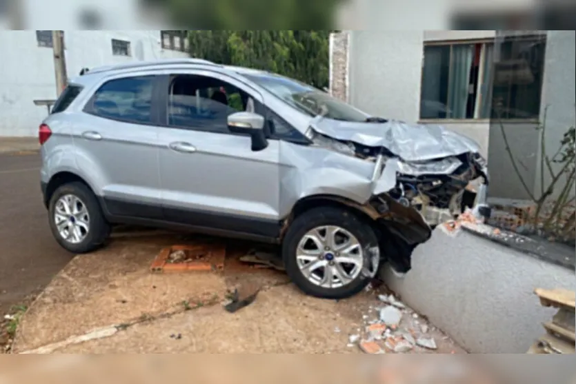 Carro leva fechada de caminhão e atinge muro em Apucarana