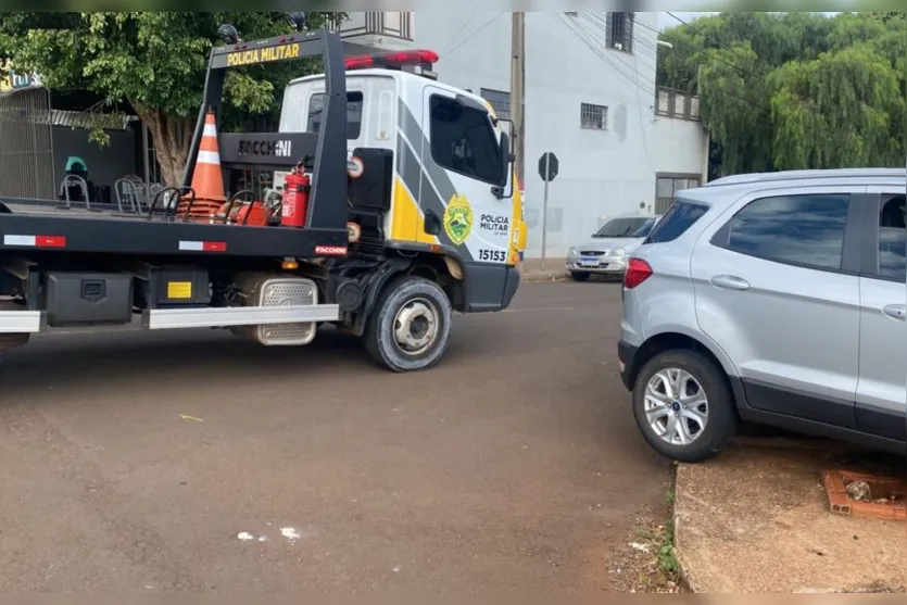 Carro leva fechada de caminhão e atinge muro em Apucarana