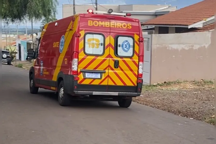Carro leva fechada de caminhão e atinge muro em Apucarana
