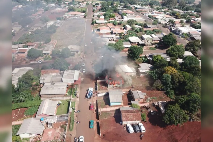 Casa pega fogo em Faxinal e cachorro morre carbonizado