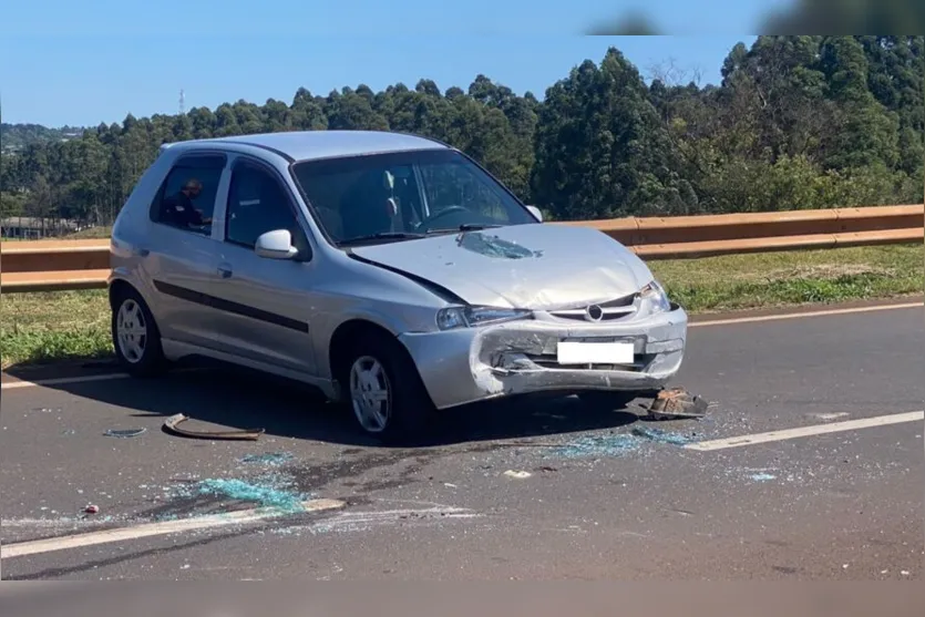 Colisão seguida de capotamento deixa feridos em Apucarana
