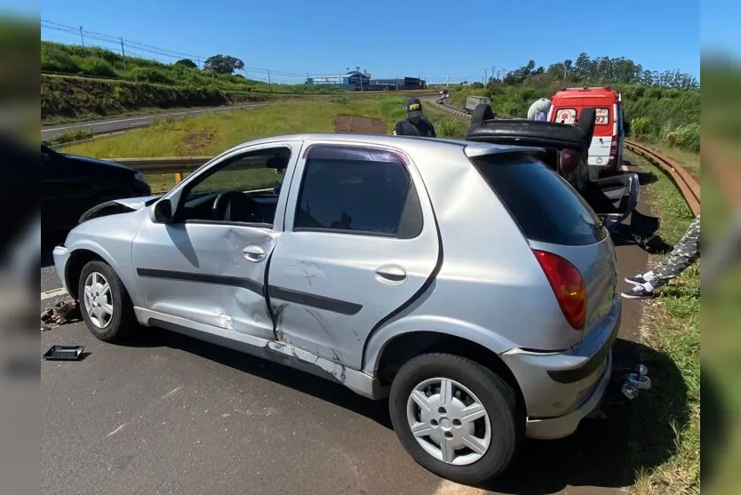 Colisão seguida de capotamento deixa feridos em Apucarana