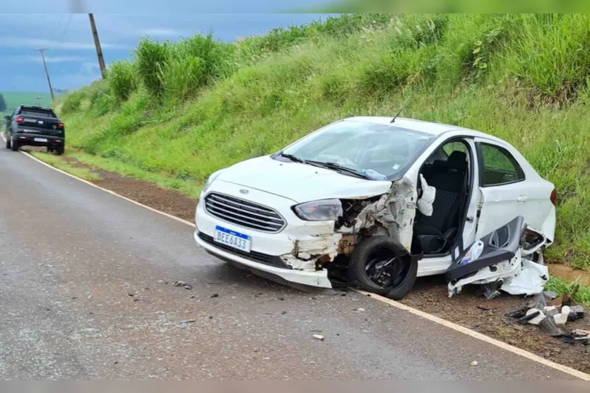  Com a batida o carro rodou na pista e ficou atravessado no acostamento 