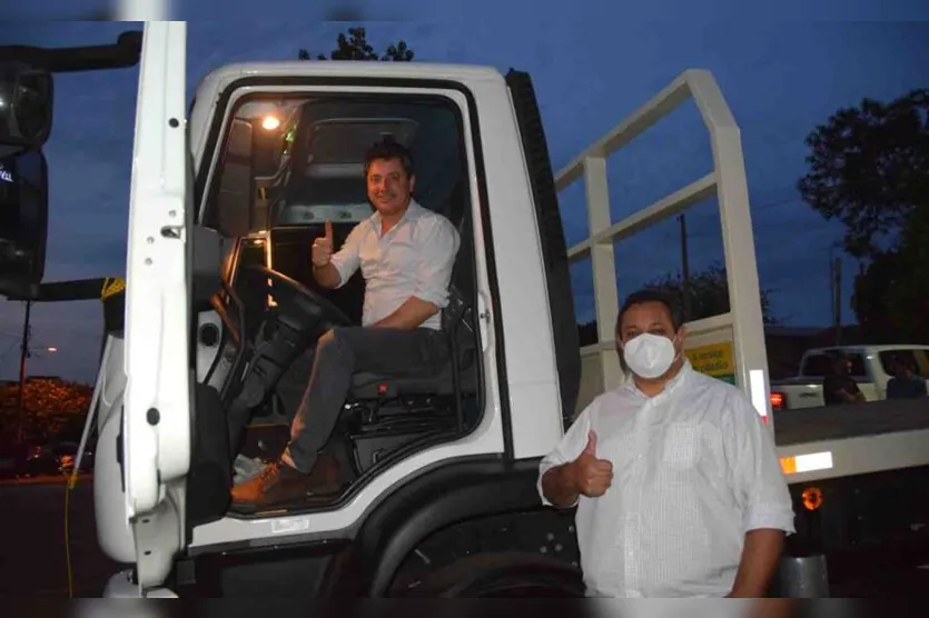Deputado Sergio Souza entrega caminhão prancha 0 km para Lunardelli