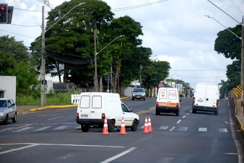 Desnível do asfalto no pontilhão da Avenida Brasil preocupa