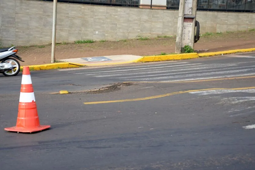 Desnível do asfalto no pontilhão da Avenida Brasil preocupa