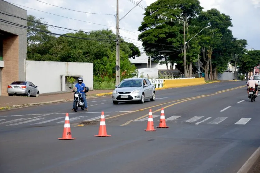 Desnível do asfalto no pontilhão da Avenida Brasil preocupa