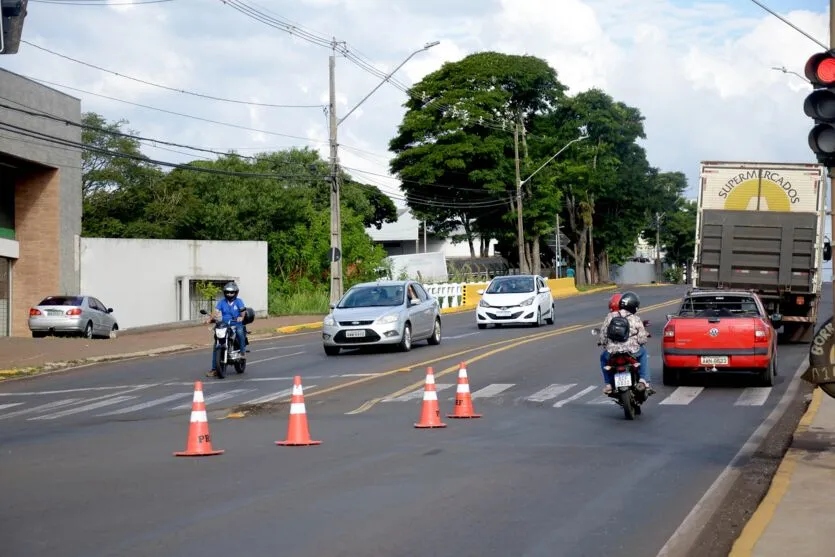 Desnível do asfalto no pontilhão da Avenida Brasil preocupa