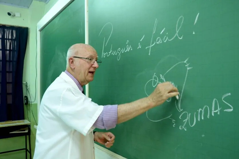  Ele começou a trabalhar no atual emprego, de professor, no mesmo ano que em a primeira mulher brasileira assumiu uma cadeira no Senado da República, depois da princesa Isabel 