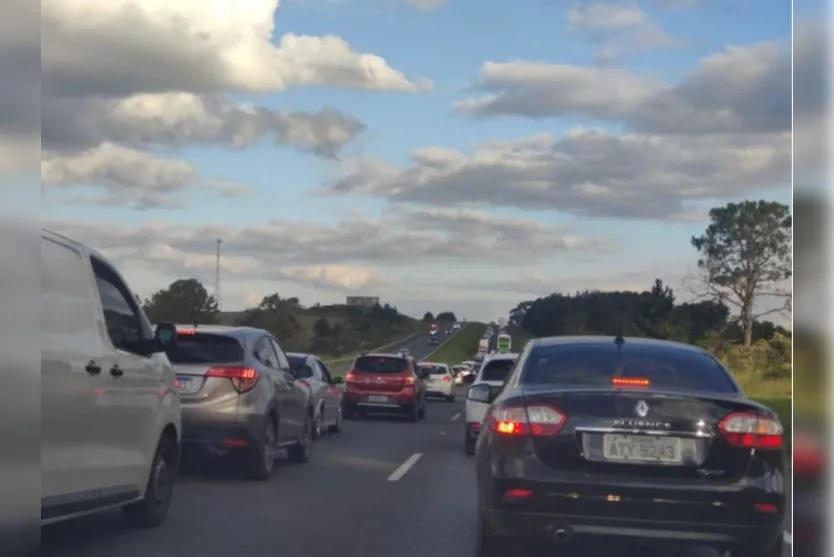 Engavetamento entre três veículos deixa um morto na BR-376