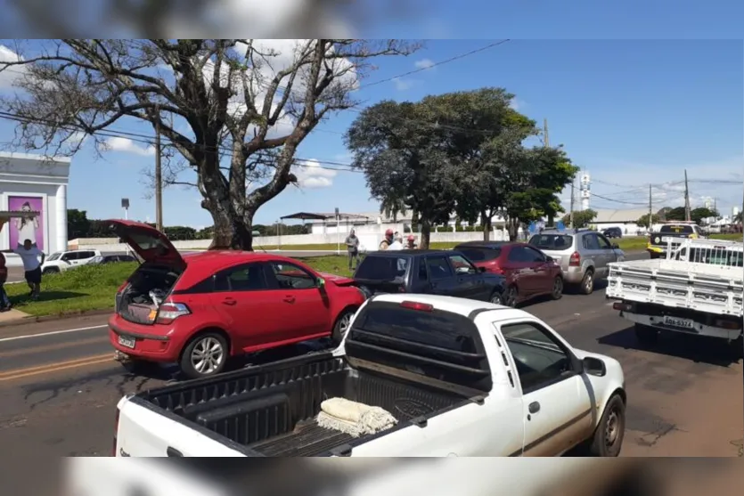 Engavetamento envolve quatro carros em Arapongas