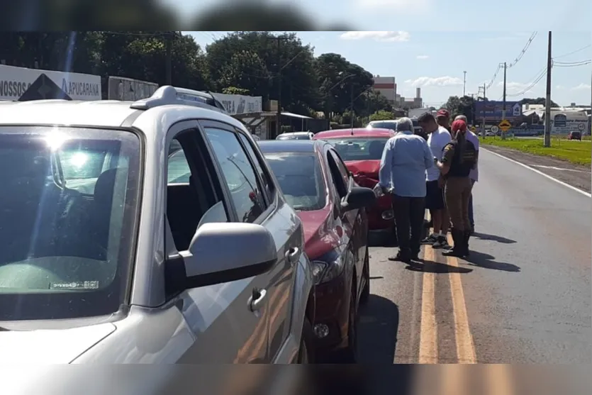 Engavetamento envolve quatro carros em Arapongas