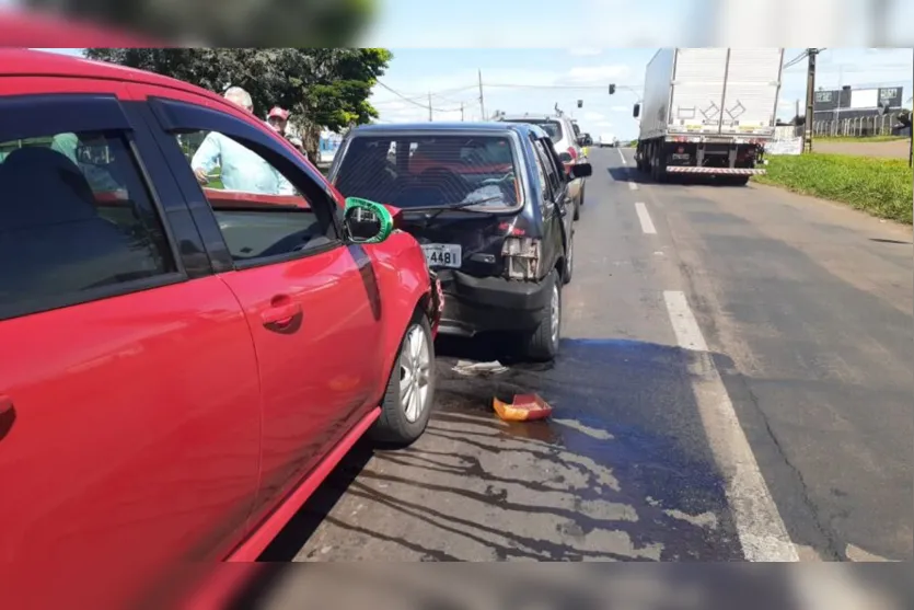 Engavetamento envolve quatro carros em Arapongas