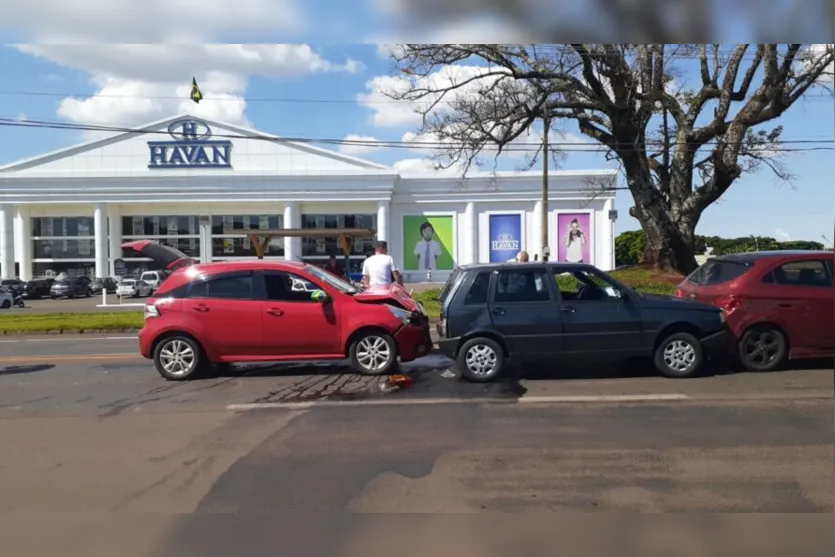 Engavetamento envolve quatro carros em Arapongas