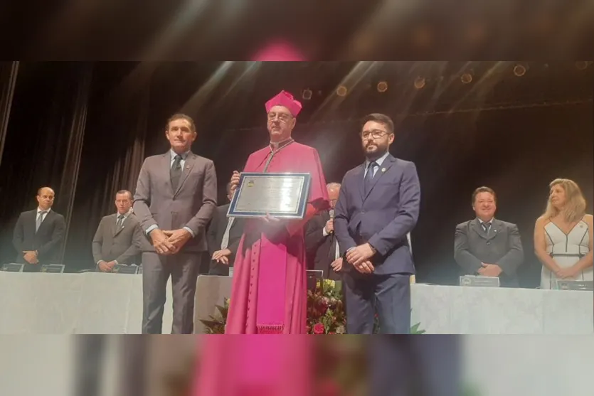 "Eu amo Apucarana", diz Bispo ao receber Título de Cidadão Honorário