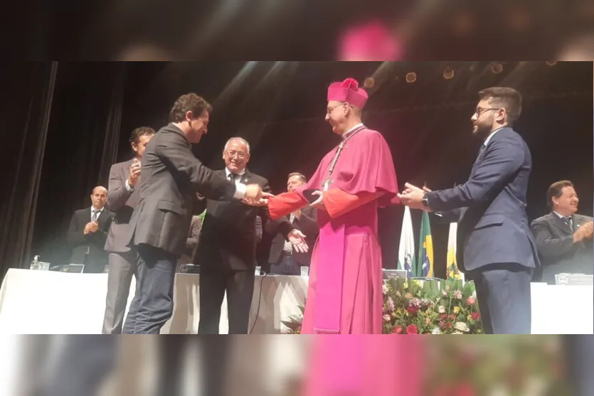 "Eu amo Apucarana", diz Bispo ao receber Título de Cidadão Honorário