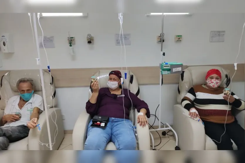 Ex-pacientes fazem café para pessoas em tratamento de câncer