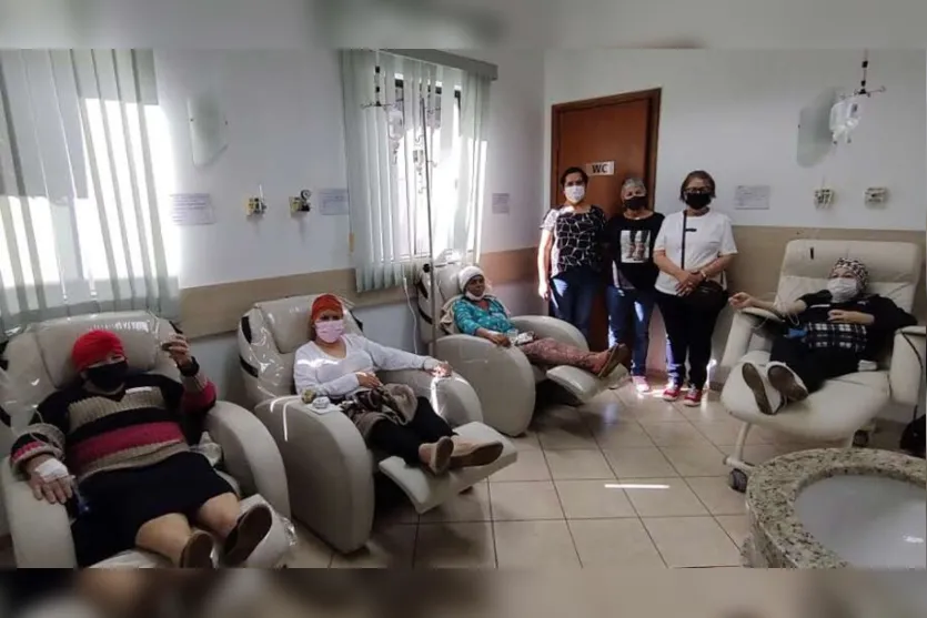 Ex-pacientes fazem café para pessoas em tratamento de câncer