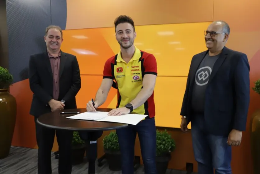  Gabriel Casagrande durante renovação de patrocínio com diretores da Cresol 