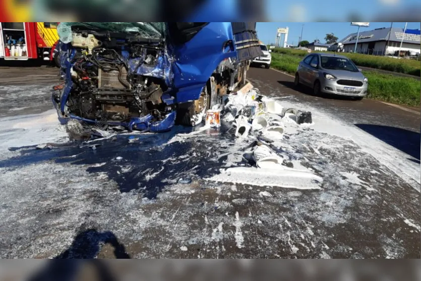 Homens ficam feridos em colisão entre caminhões na BR-369