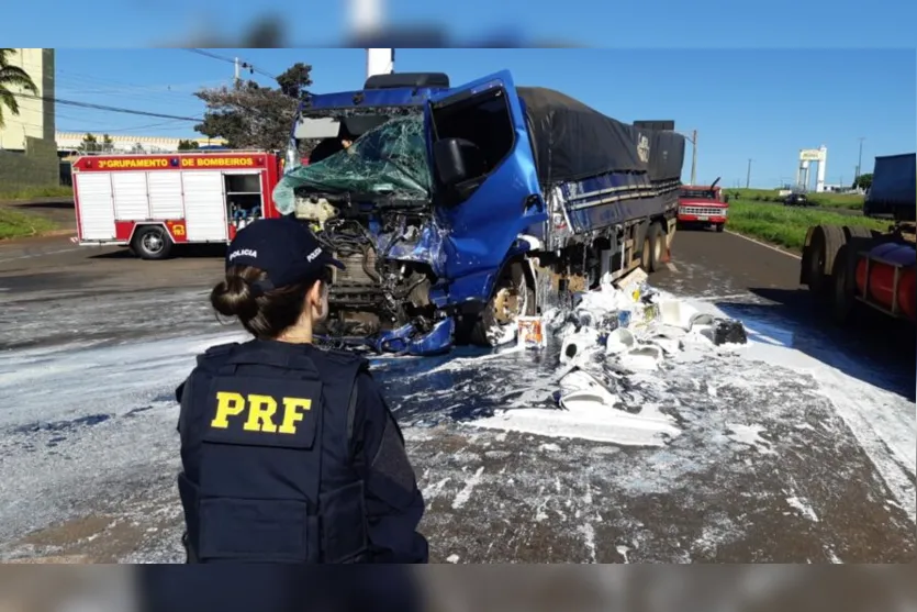 Homens ficam feridos em colisão entre caminhões na BR-369