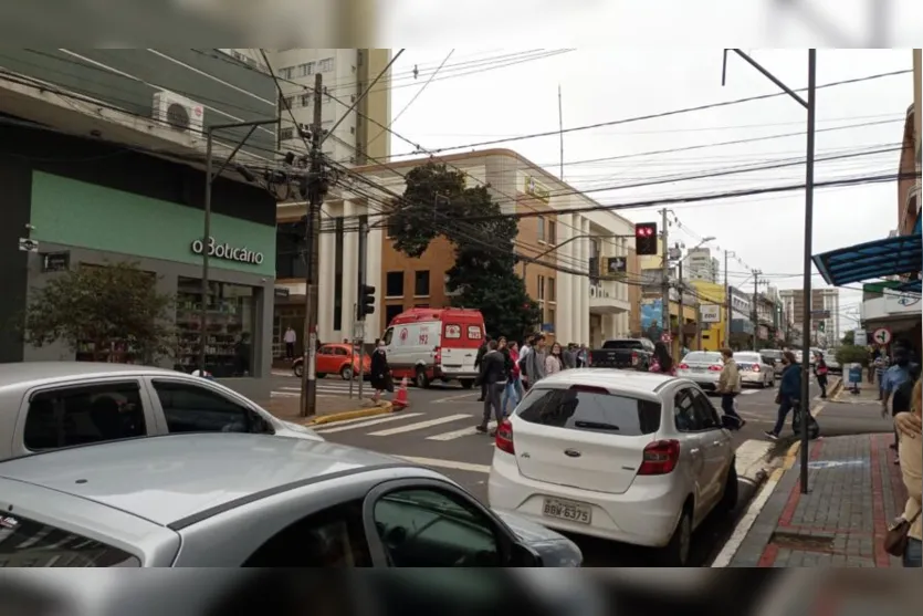 Idosa é atropelada ao atravessar rua no centro de Apucarana