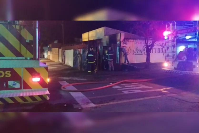 Incêndio em antigo estúdio de tatuagem mobiliza bombeiros