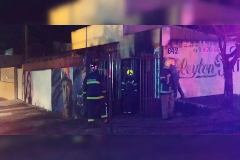 Incêndio em antigo estúdio de tatuagem mobiliza bombeiros