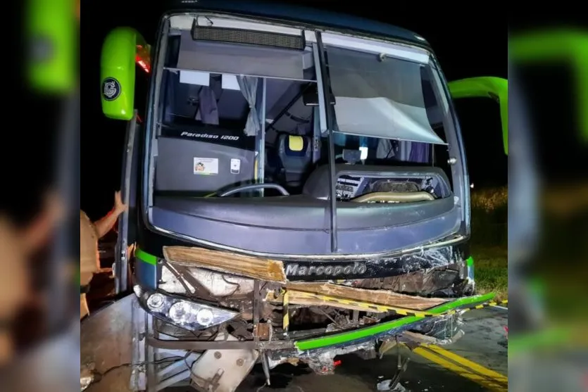 Mãe e filhos morrem em colisão entre carro e ônibus na PR-542