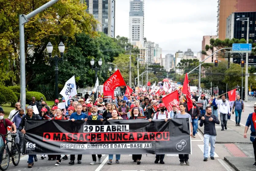 Manifestação reúne milhares de professores em Curitiba