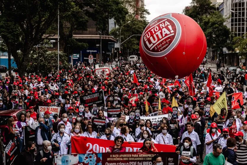 Manifestação reúne milhares de professores em Curitiba