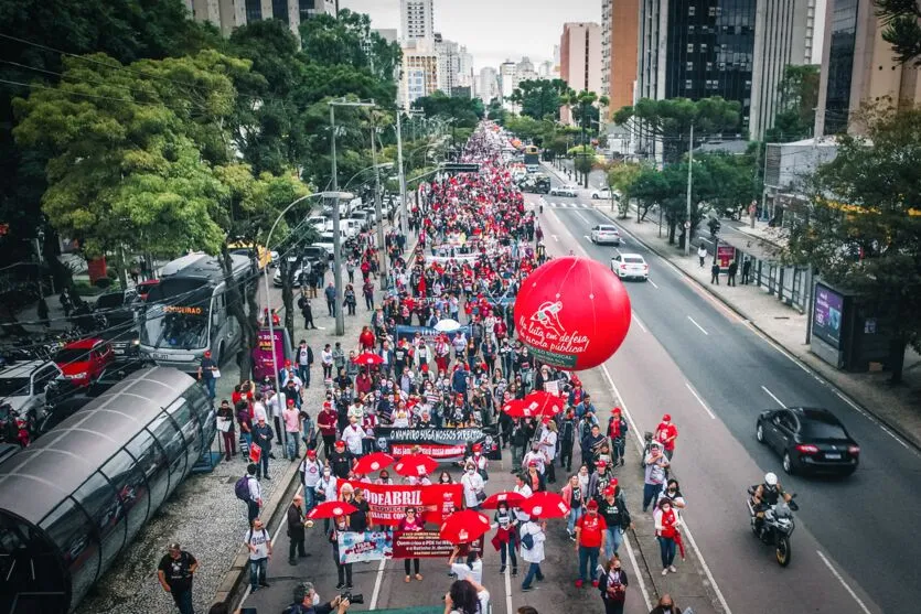 Manifestação reúne milhares de professores em Curitiba