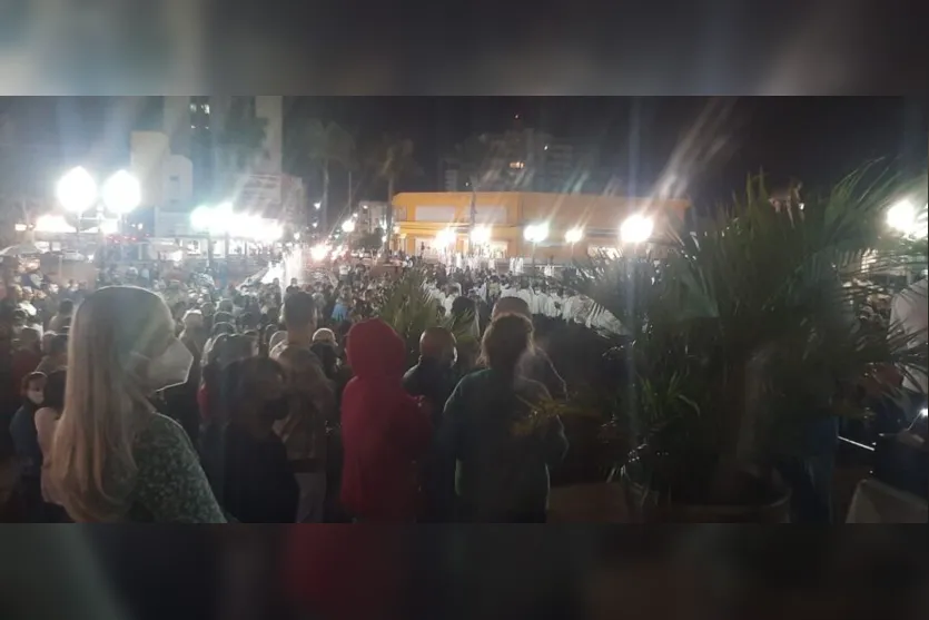 Milhares de pessoas participam de procissão em Apucarana