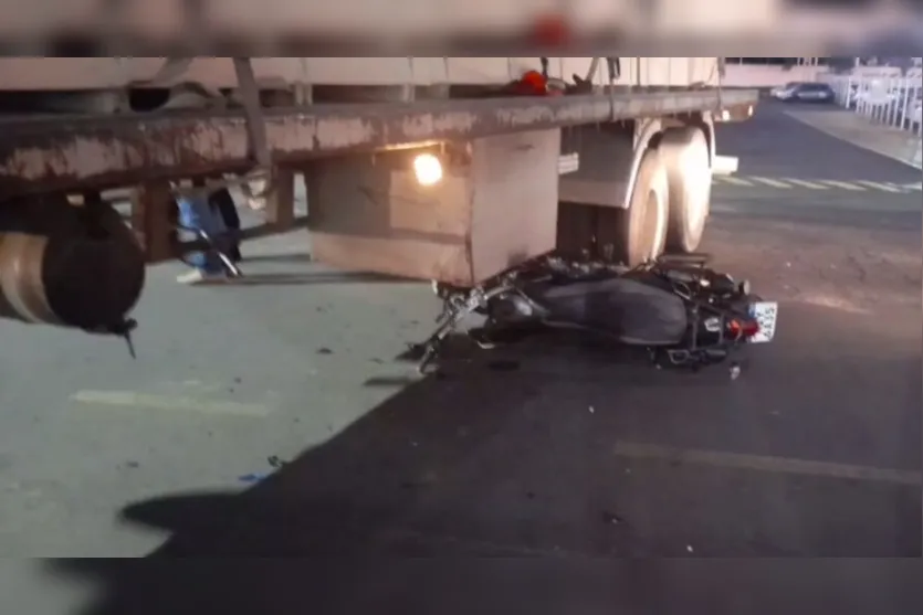Moto para embaixo de caminhão após acidente em Arapongas