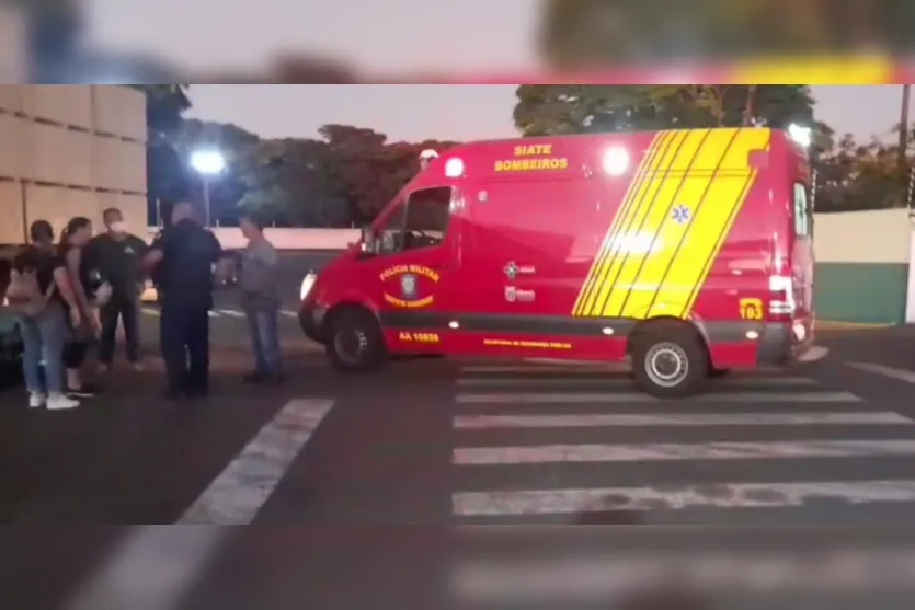 Moto para embaixo de caminhão após acidente em Arapongas