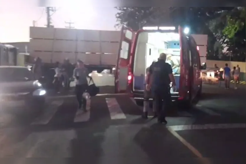 Moto para embaixo de caminhão após acidente em Arapongas