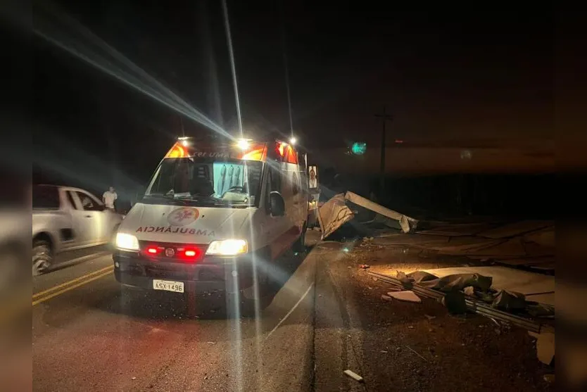 Motociclista bate em carreta tombada e fica em estado grave